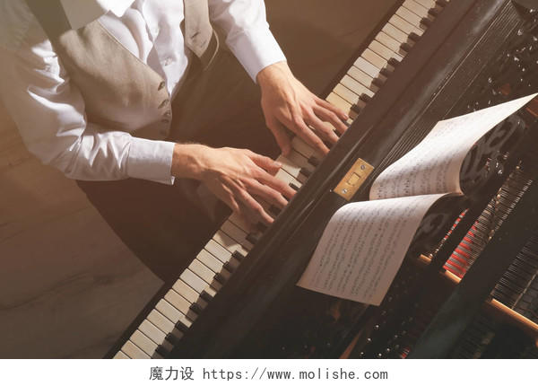 男人手里弹钢琴